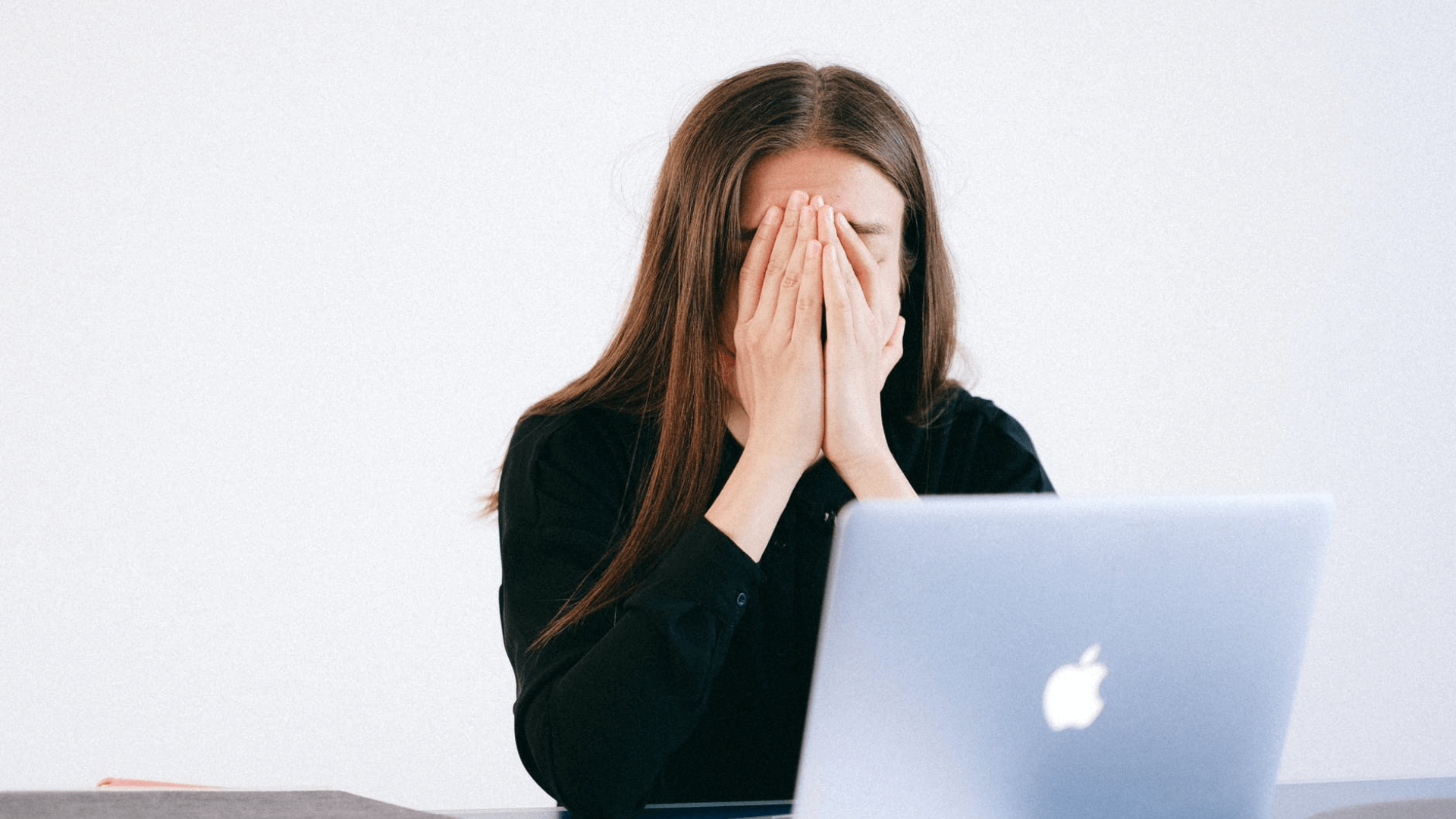 パソコンの前で泣く女性