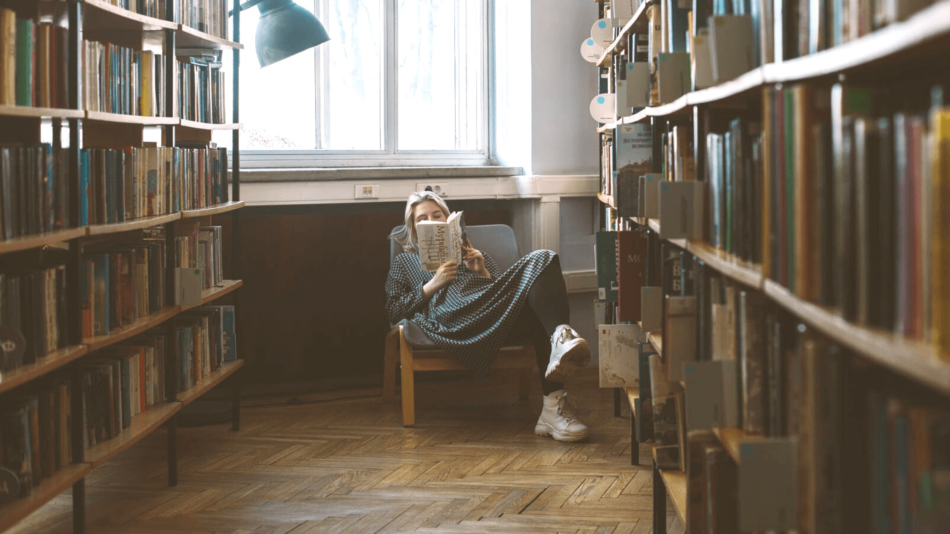 図書館で資格勉強をする女性